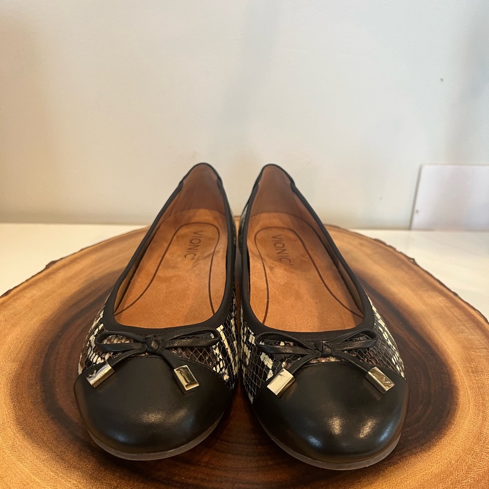 Vionic Black and White Loafers with Bow Accent size 6.5
